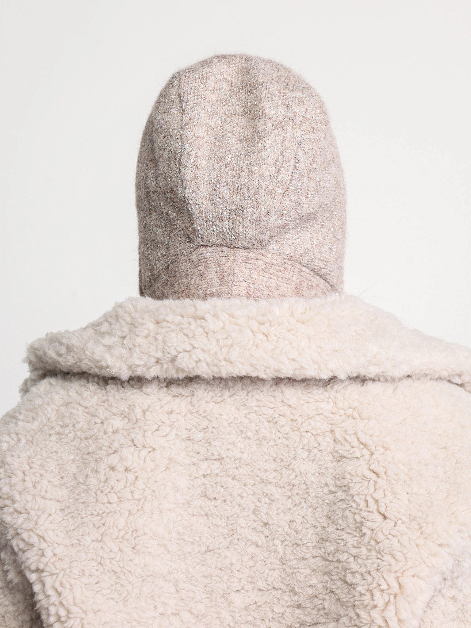 Шапка-чепчик с широкими завязками с пайетками в ассортименте